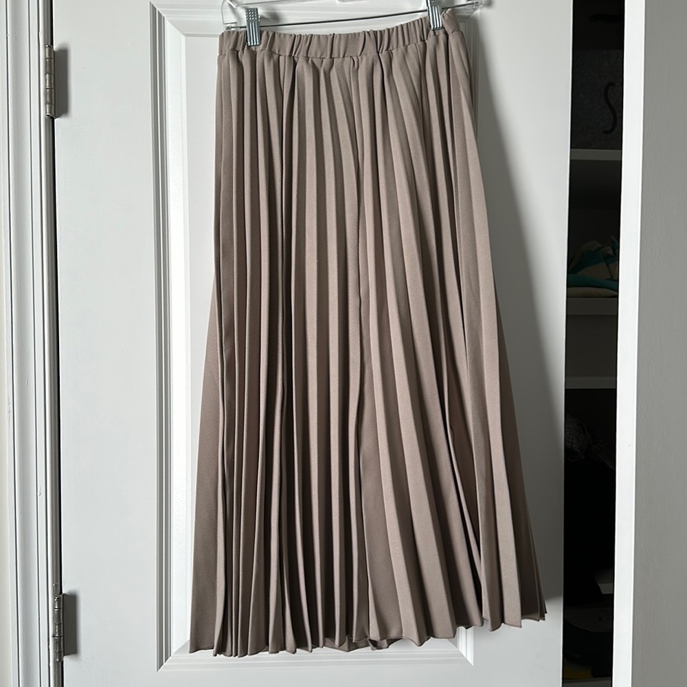 Petit Clair. Teen/women M. Sand/nude color